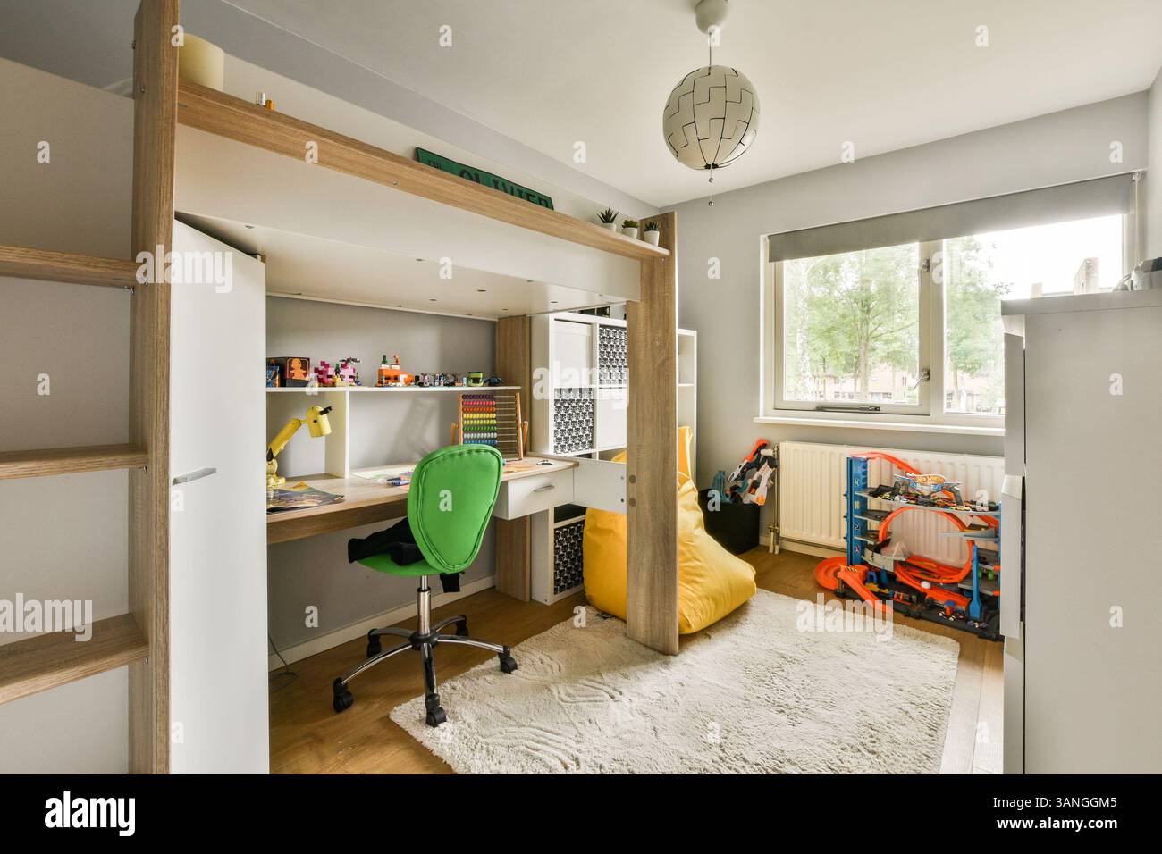 Una sala studio per bambini elegante e moderna con arredi ergonomici, colori luminosi e spazio di studio organizzato, ideale per l'apprendimento creativo e il gioco. Foto Stock