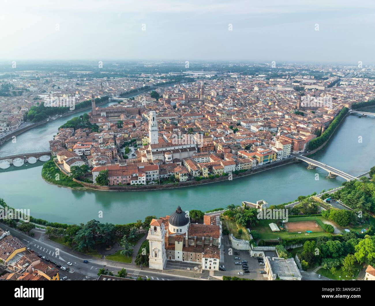 Vista aerea della città di Verona con il fiume Adige e il Duomo di Verona, Veneto, Italia. Foto Stock