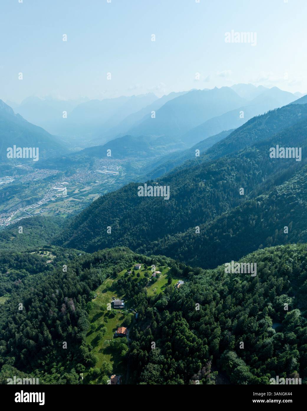 Veduta aerea dello splendido paesaggio verde di Brescia, Italia. Foto Stock