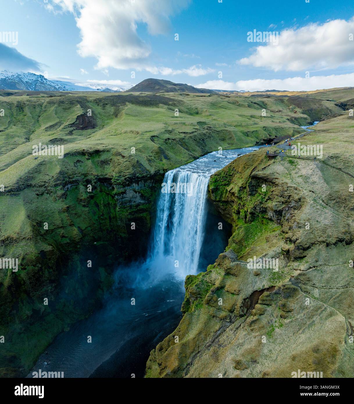 Vista aerea della cascata Skogafoss in Islanda, regione meridionale. Foto Stock