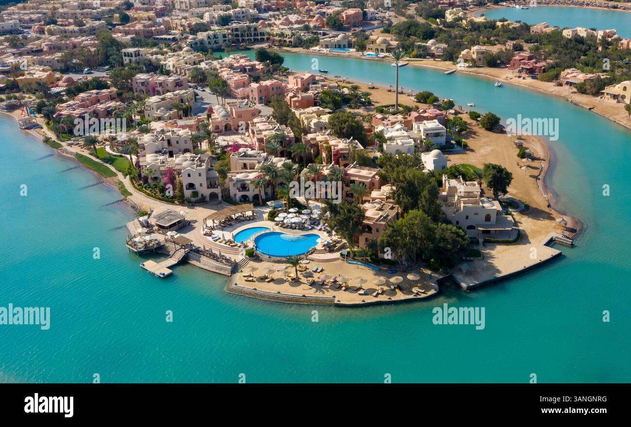 Lussuoso resort isolano a El Gouna con grande piscina circolare, spiaggia privata ed esclusive ville sul lungomare lungo il Mar Rosso d'Egitto Foto Stock