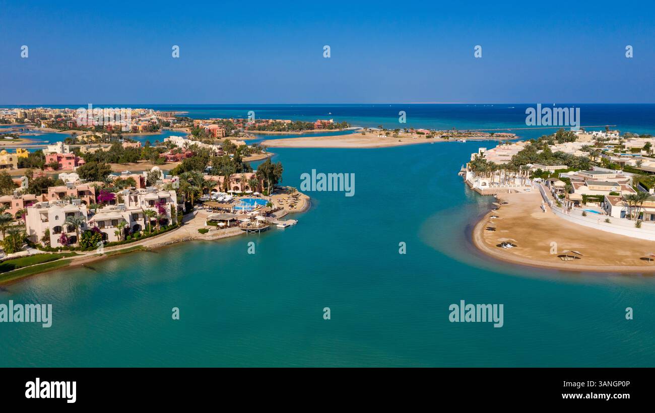 Vista aerea panoramica di El Gouna che mostra il lussuoso sviluppo della laguna e le vibranti acque blu della costa del Mar Rosso in Egitto. Foto Stock