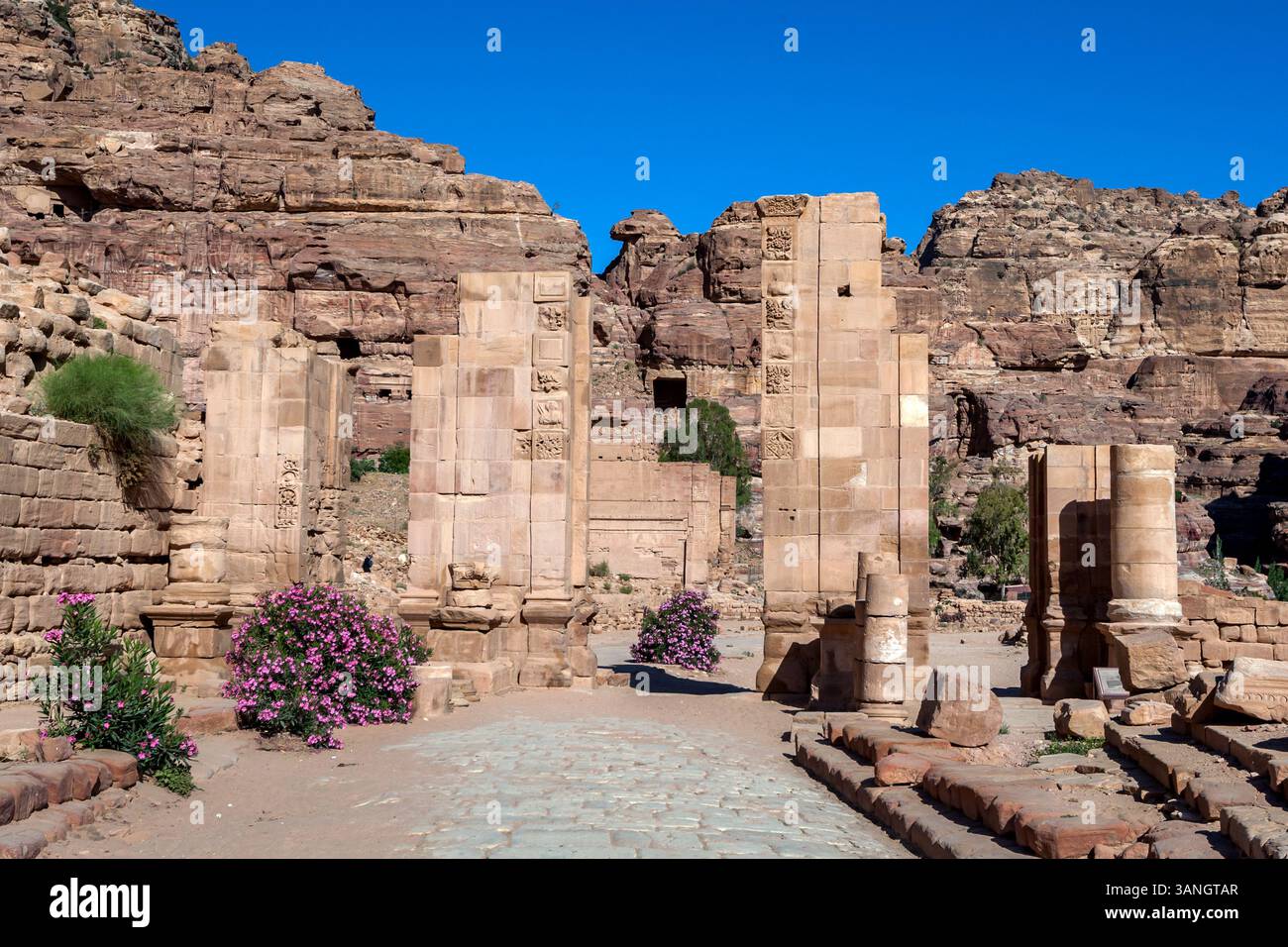 Le rovine della porta ad arco nell'antico sito di Petra in Giordania. La porta era una porta monumentale a tre archi costruita dai Romani. Foto Stock