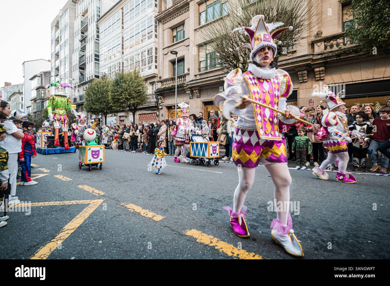 Harlequins conduce una parata di carnevale a santiago de compostela Foto Stock