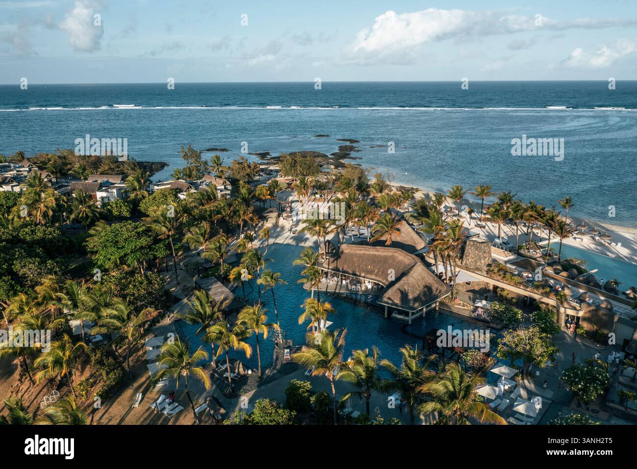 Vista aerea di un resort e hotel di lusso con piscina sulla spiaggia lungo la costa, Long Beach, Poste de Flacq, quartiere Flacq, Mauritius. Foto Stock
