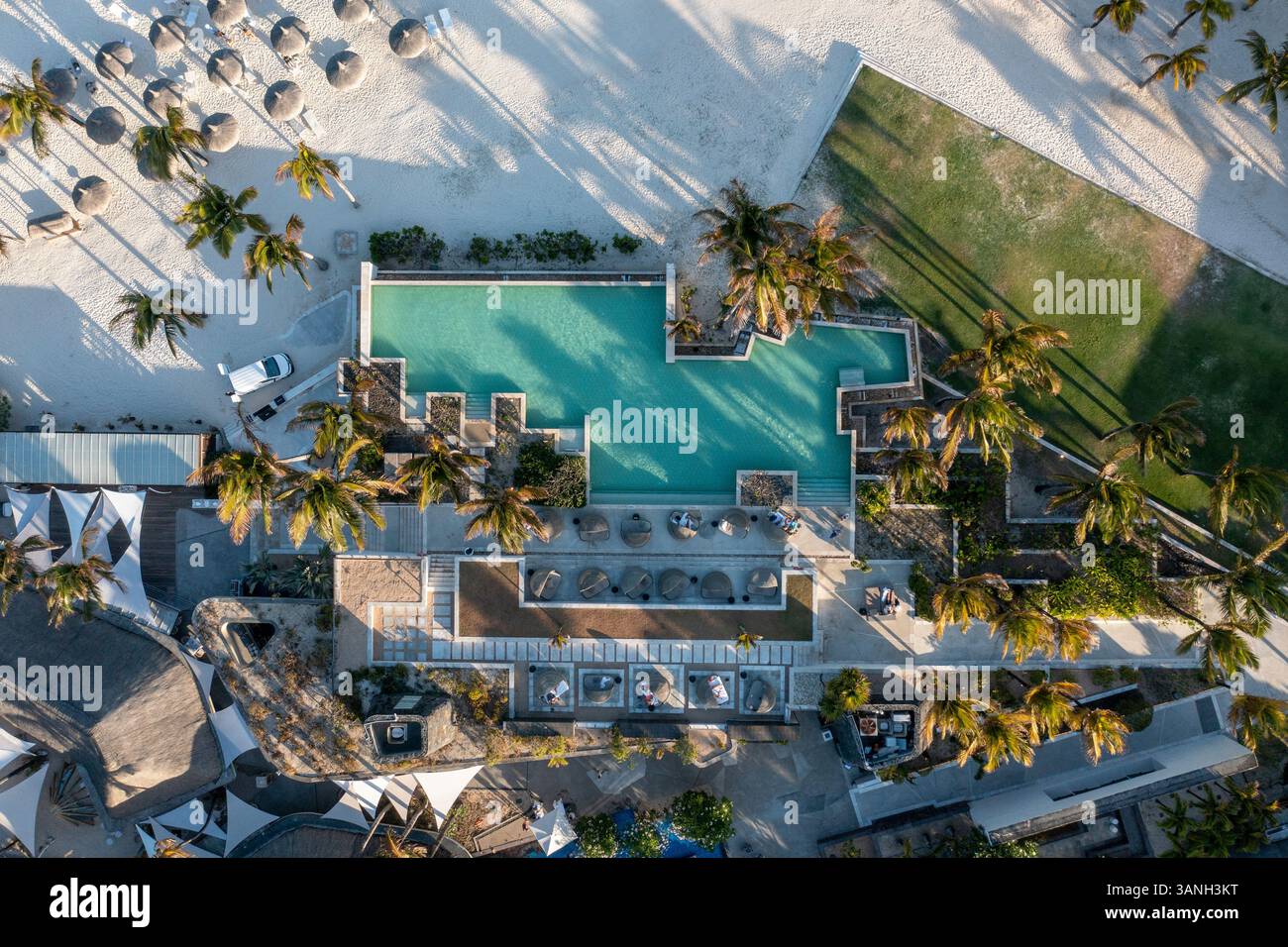 Vista aerea di un resort e hotel di lusso con piscina sulla spiaggia lungo la costa, Long Beach, Poste de Flacq, quartiere Flacq, Mauritius. Foto Stock
