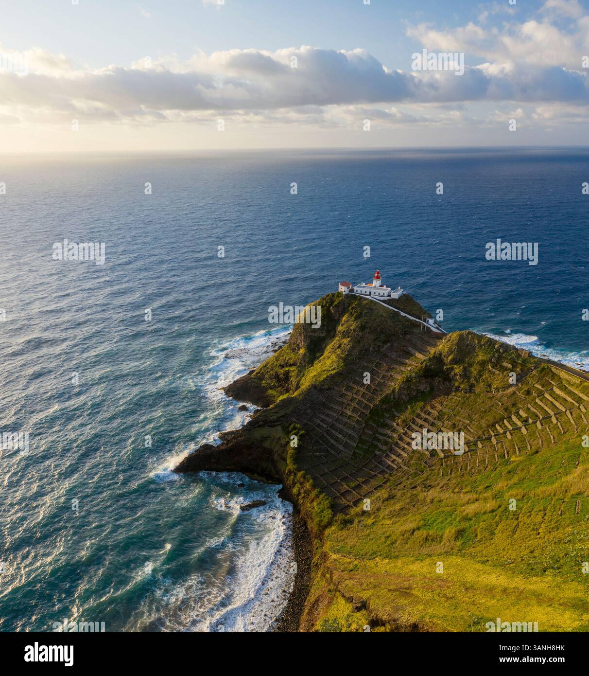 Veduta aerea di Farol de Maia, un faro sulle scogliere, Santo Espirito, Santa Maria Island, Azzorre, Portogallo. Foto Stock