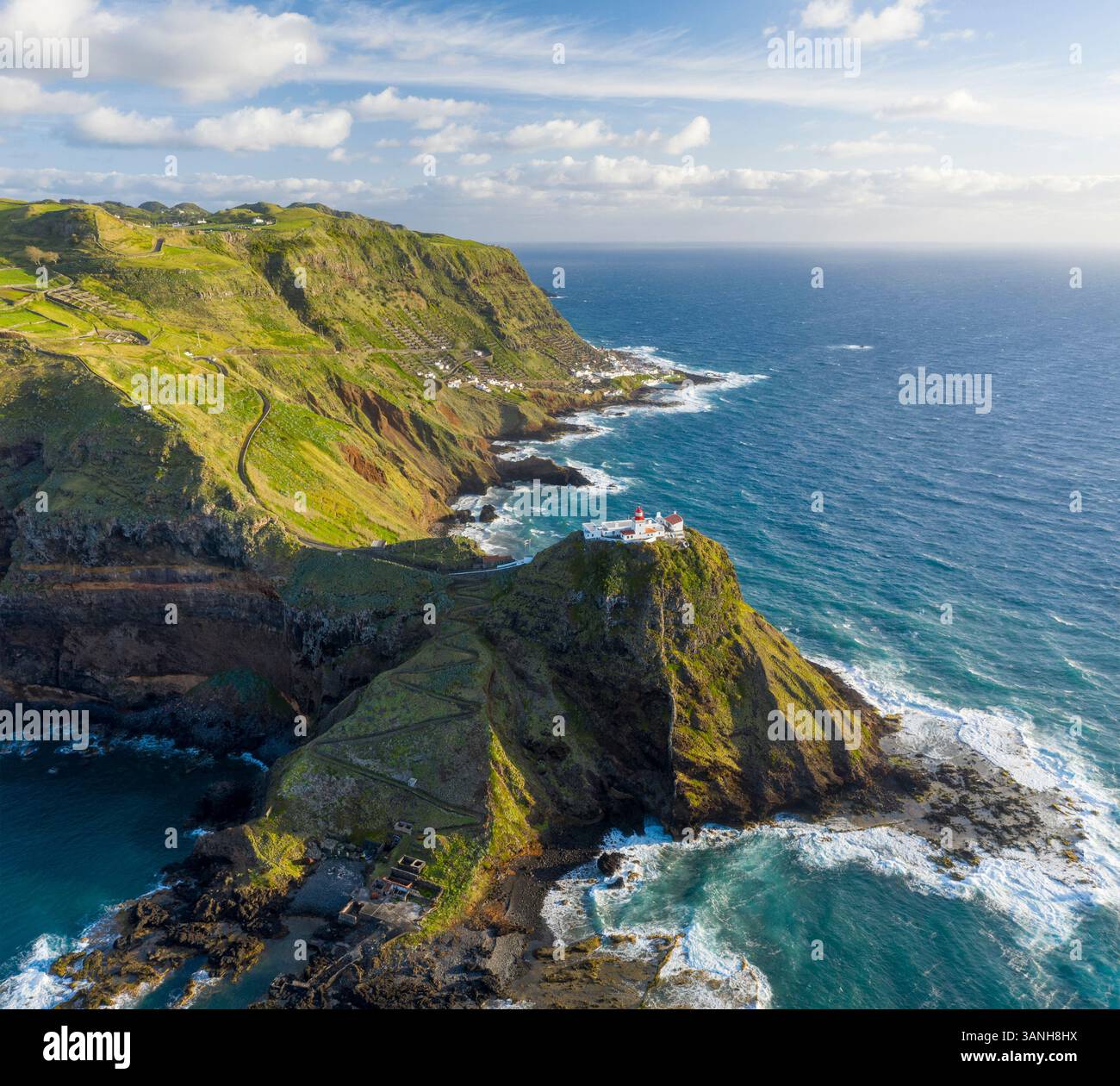 Veduta aerea di Farol de Maia, un faro sulle scogliere, Santo Espirito, Santa Maria Island, Azzorre, Portogallo. Foto Stock