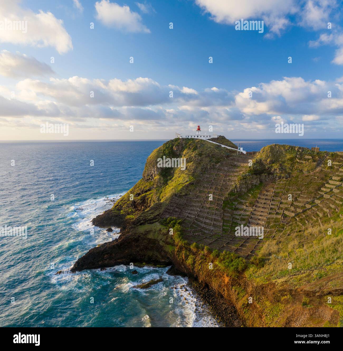 Veduta aerea di Farol de Maia, un faro sulle scogliere, Santo Espirito, Santa Maria Island, Azzorre, Portogallo. Foto Stock