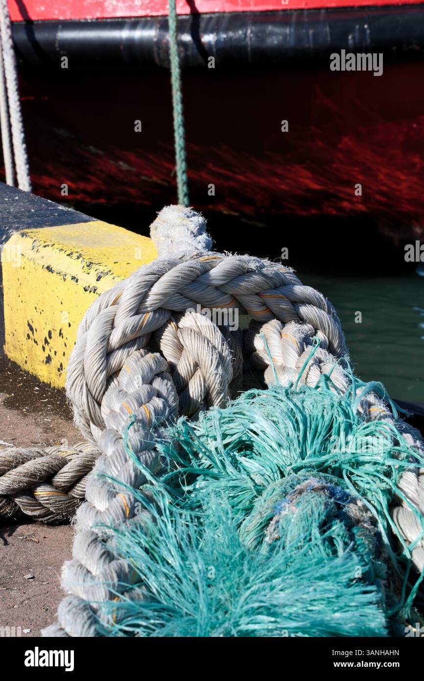 Corda legata a una nave, primo piano della corda Foto Stock