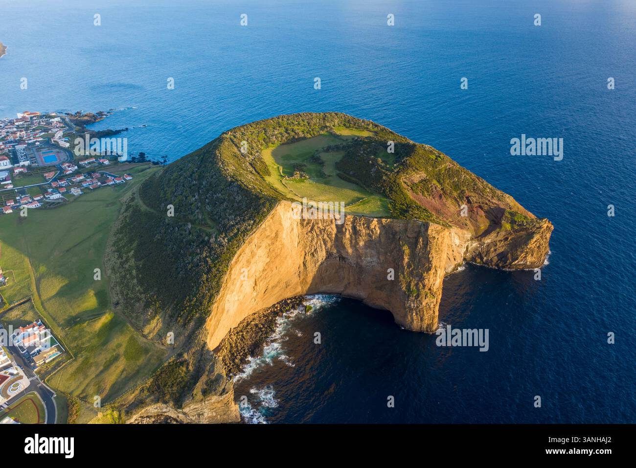 Vista aerea della scogliera che si affaccia sull'oceano, Baìa de Entre Morros, isola di Sao Jorge, Velas, Azzorre, Portogallo. Foto Stock