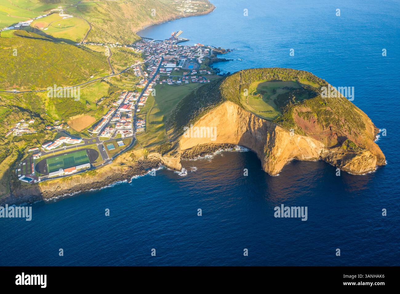 Vista aerea della scogliera che si affaccia sull'oceano, Baìa de Entre Morros, isola di Sao Jorge, Velas, Azzorre, Portogallo. Foto Stock
