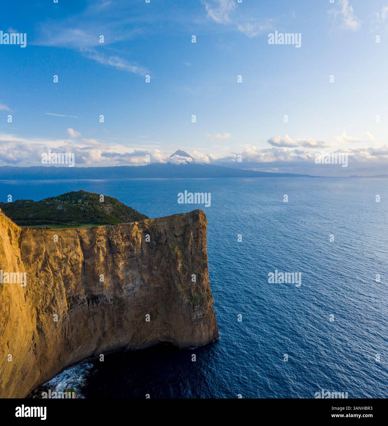 Vista aerea della scogliera che si affaccia sull'oceano, Baìa de Entre Morros, isola di Sao Jorge, Velas, Azzorre, Portogallo. Foto Stock