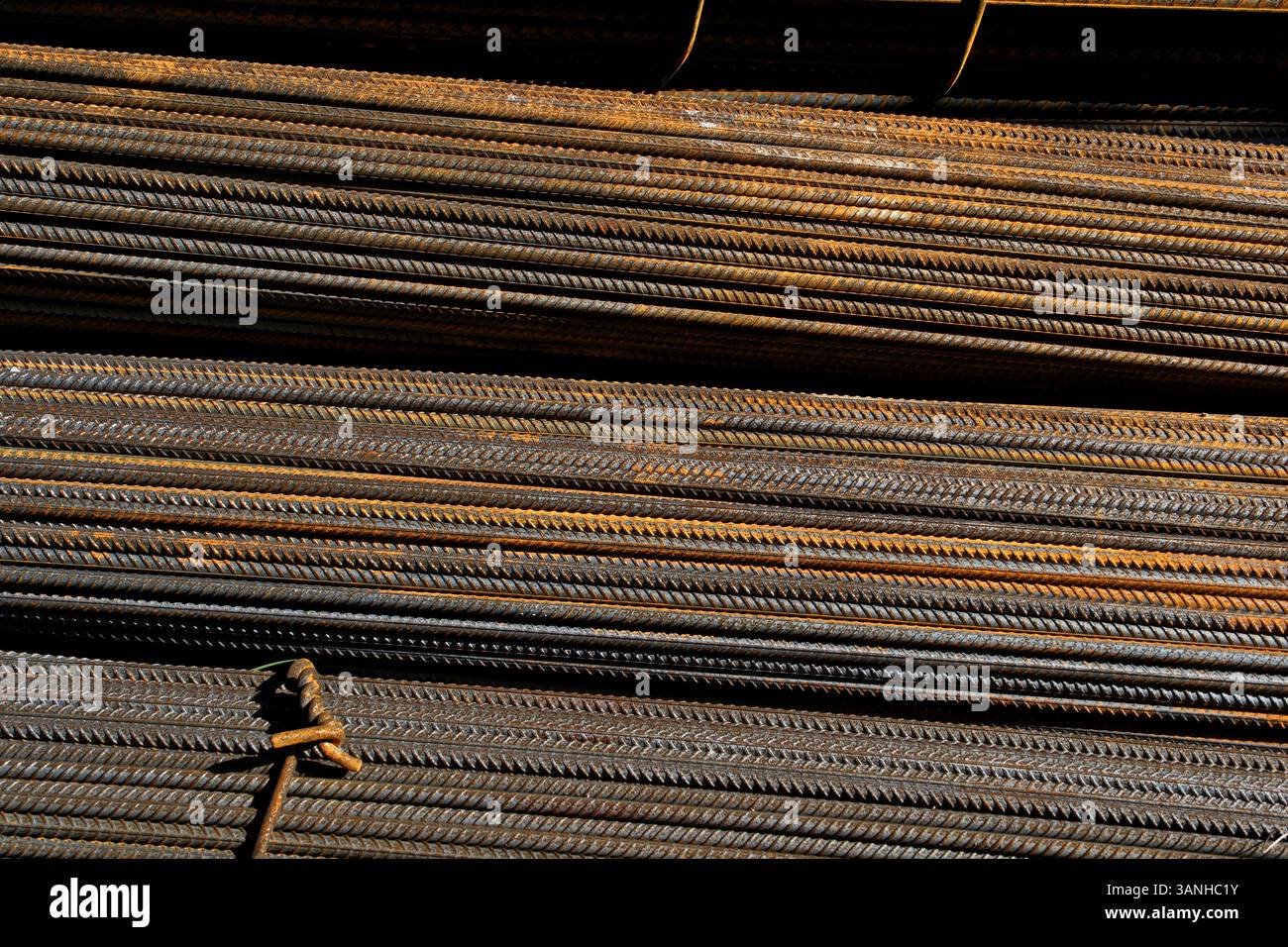 Barre d'acciaio nel cantiere, primo piano. Barre di rinforzo. Sfondo astratto Foto Stock