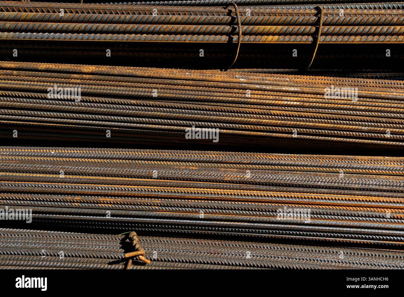 Barre d'acciaio nel cantiere, primo piano. Barre di rinforzo. Sfondo astratto Foto Stock