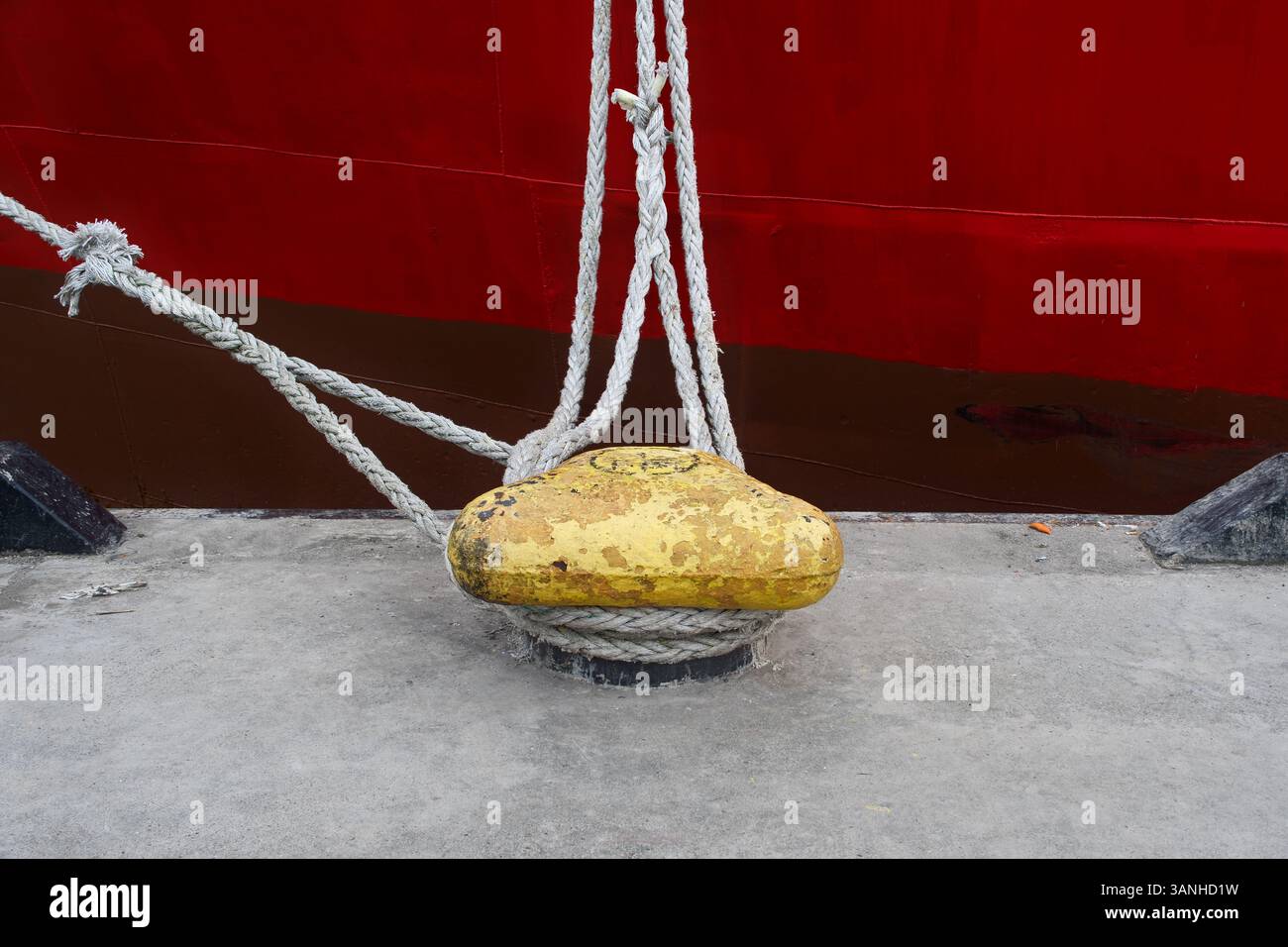 Corda legata a una nave, primo piano della corda Foto Stock