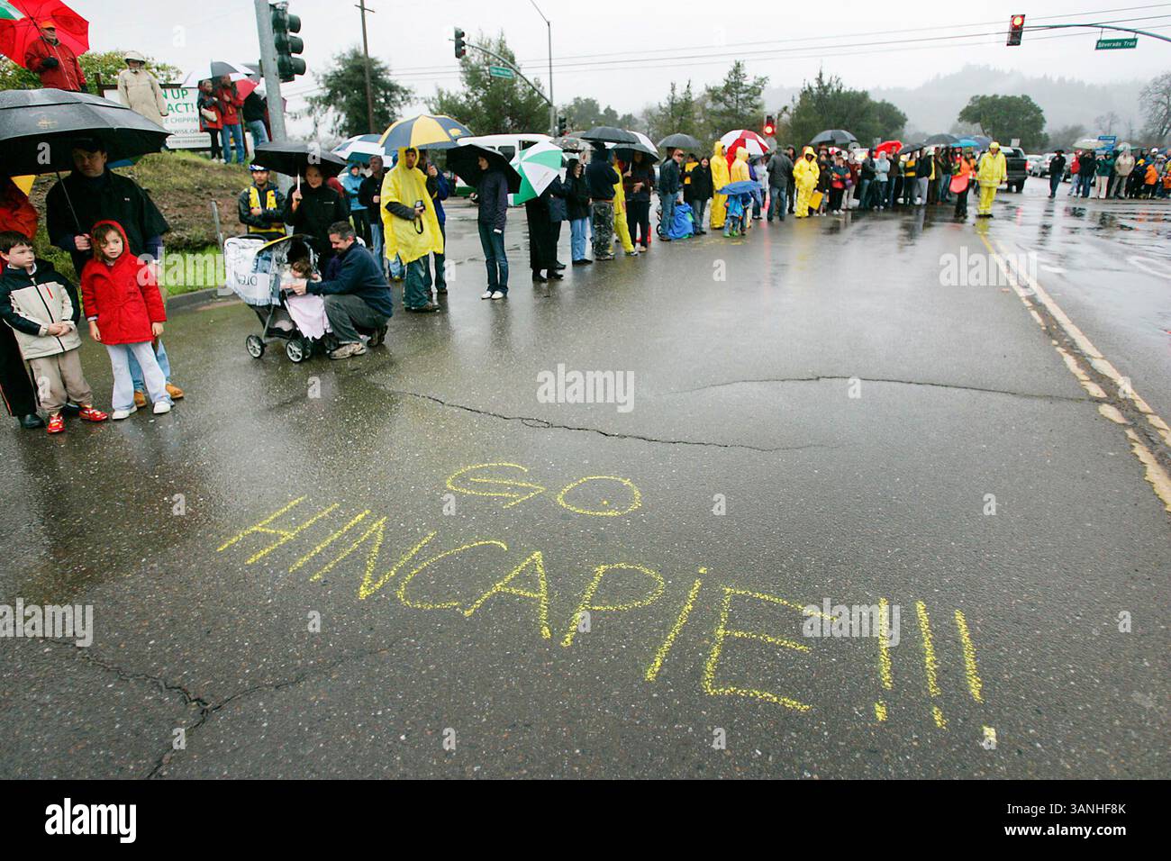 DOMENICA 15 FEBBRAIO 2009, ST. HELENA, CA -..i fan si riuniscono sul lato della strada mentre attendono i piloti nella corsa ciclistica Amgen Tour of California a Deer Park Road e Silverado Trail domenica pomeriggio. Un messaggio per il pilota americano George Hincapie è scritto sulla strada in gesso...J.L. Sousa/Register. (Immagine di credito: © Napa Valley Register/ZUMApress.com) Foto Stock