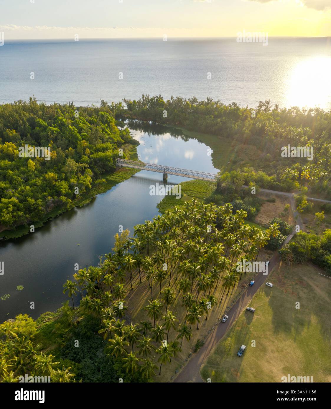 Vista aerea dello stagno di Saint Paul con l'antico Pont de l'Etang al tramonto, Saint Paul, riunione. Foto Stock