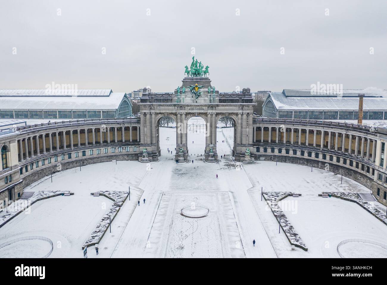 Vista aerea dell'Arc du Cinquantenaire, un imponente monumento a tre archi in inverno, Brussel, Belgio. Foto Stock