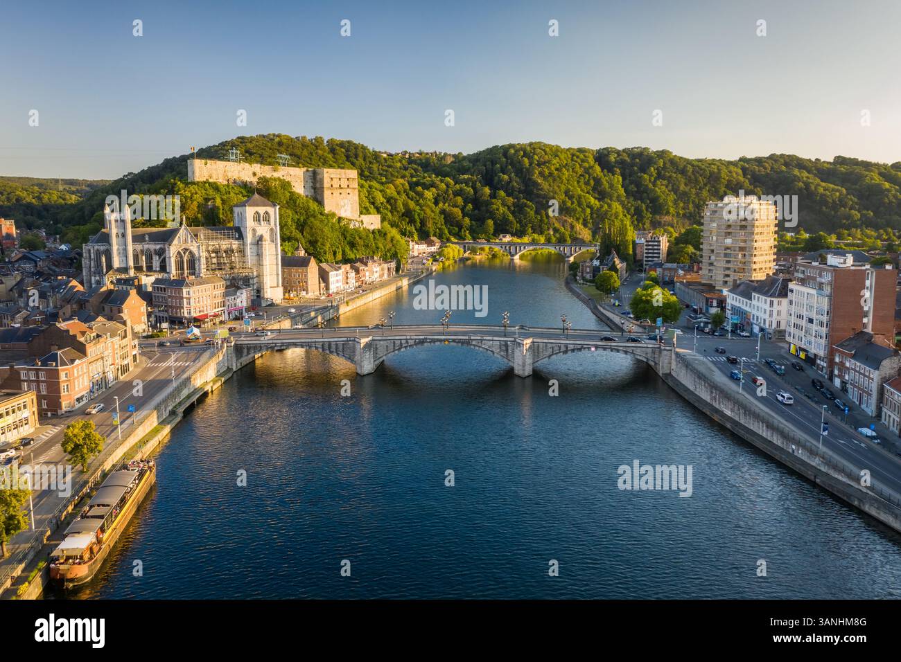 Vista aerea del paesaggio urbano di Huy lungo il fiume Mosa nella provincia di Liegi, Belgio. Foto Stock