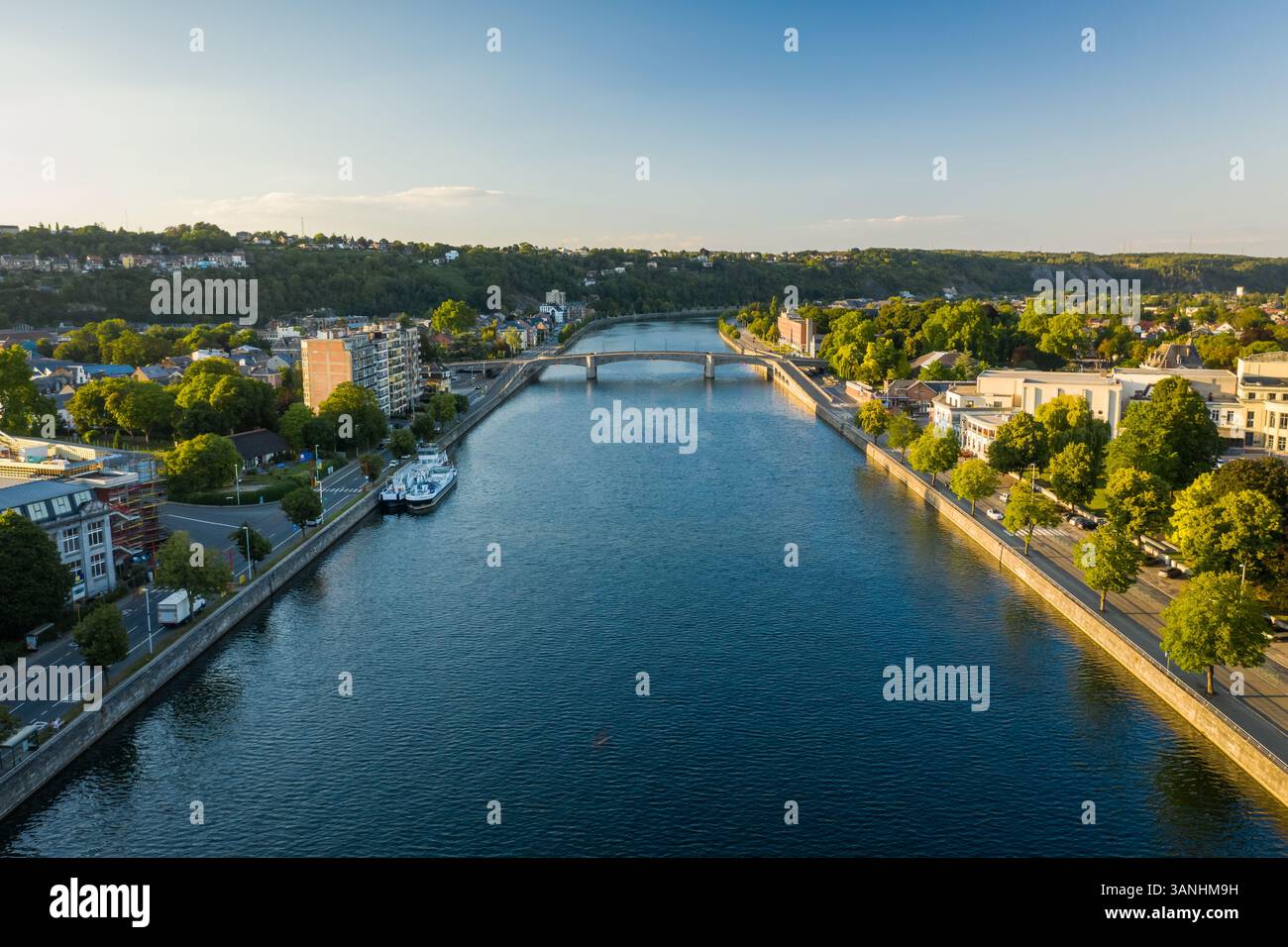 Vista aerea del paesaggio urbano di Huy lungo il fiume Mosa nella provincia di Liegi, Belgio. Foto Stock