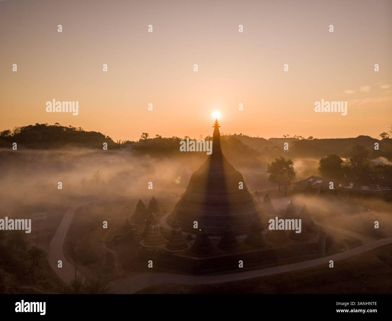 Vista aerea della pagoda Shin MRA War sulla cima della collina durante un bellissimo tramonto nebbioso, Mrauk-U Township, Myanmar. Foto Stock