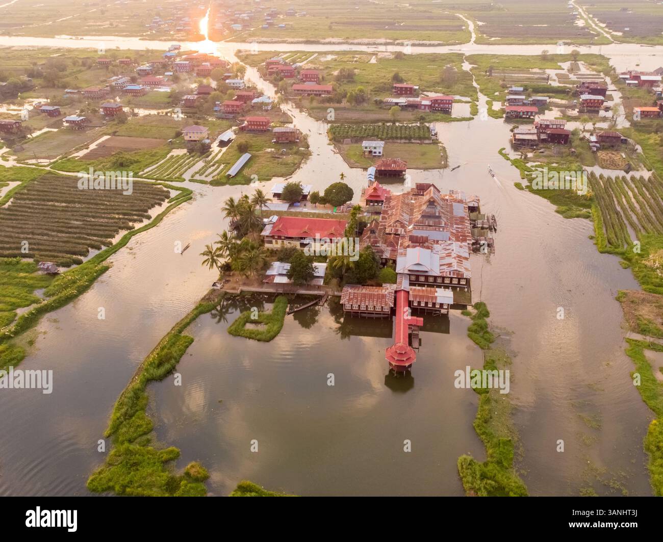 Vista aerea del monastero di Nga Phe Kyaung sul lago Inle in Myanmar. Foto Stock