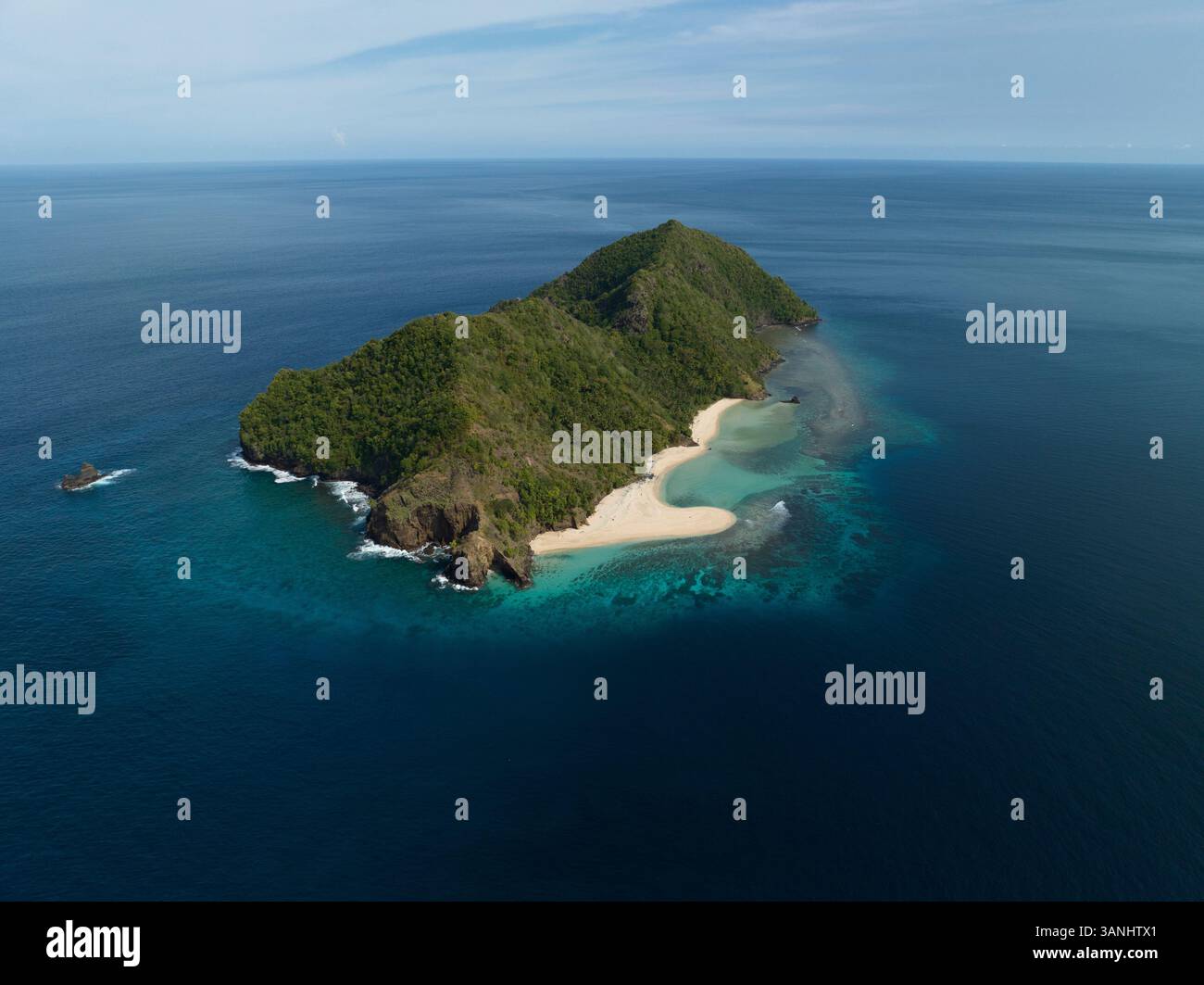 Vista aerea dell'isola di Mahoro con spiaggia incontaminata, scogliere e salutare barriera corallina in una giornata di sole a Siau, Sitaro, Indonesia. Foto Stock