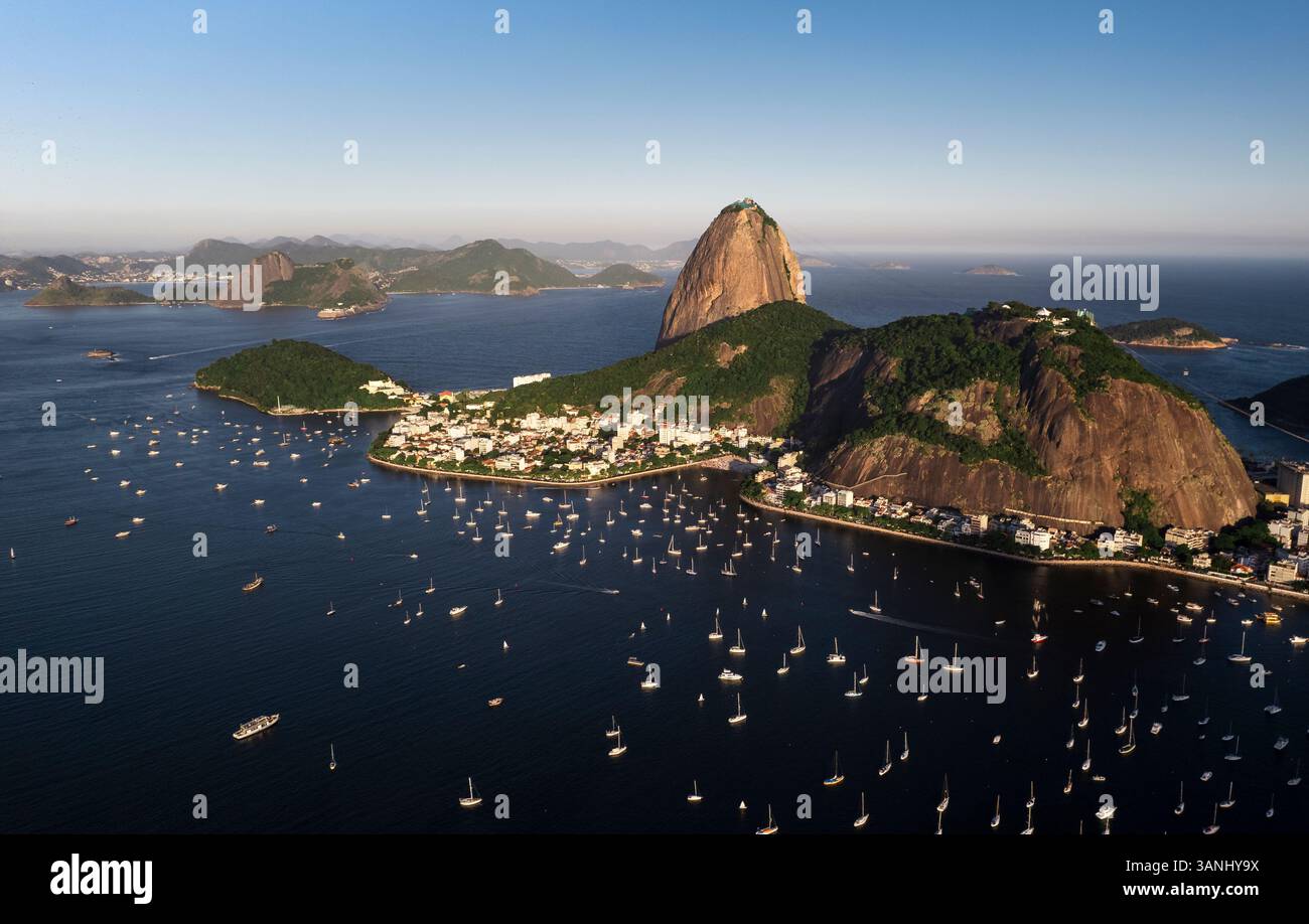 Vista aerea del Pan di zucchero e della baia di Botafogo, Rio de Janeiro, Brasile. Foto Stock