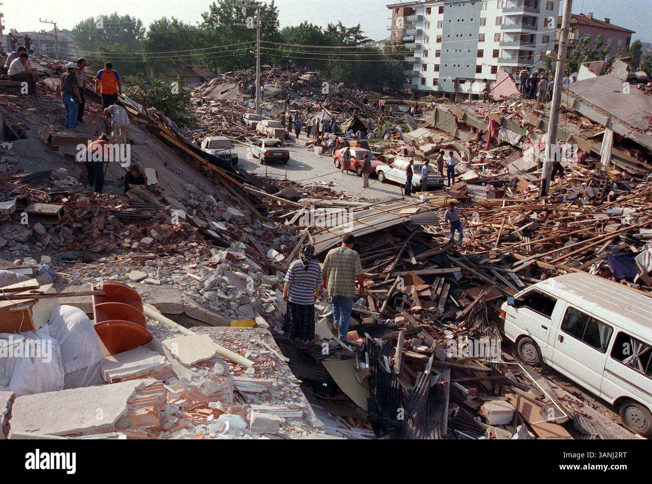 1 DICEMBRE 1999 - GOLCUK, TURKIYE - GOLCUK'TE KURTARMA CALISMALARI DEVAM EDIYOR. (ANADOLU AJANSI) HIKMET SAATCI / 1999.AN EARTQUAKE REGISTERED7.8 SULLA SCALA RICHTER HA COLPITO IL GOLCUK TURCO DI IZMIT CROLLANDO MOLTI EDIFICI E UCCIDENDO MOLTE PERSONE. IL BILANCIO DELLE VITTIME POTREBBE RAGGIUNGERE i 10000.©IMAPRESS (Credit Image: © Globe Photos/ZUMAPRESS.com) Foto Stock