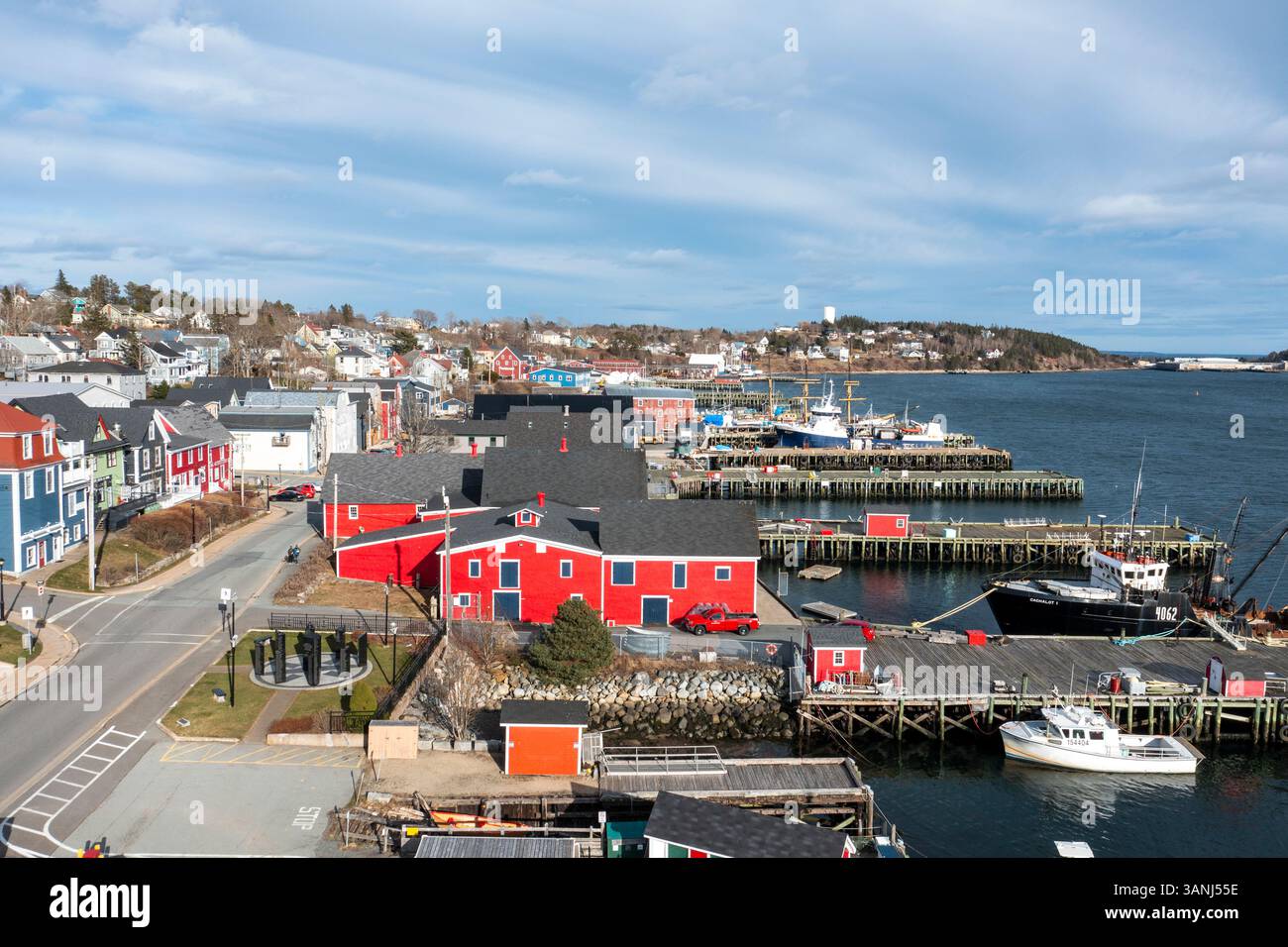 Vista aerea di edifici colorati e barche in un affascinante villaggio di pescatori sull'oceano, Lunenburg First South, Canada. Foto Stock
