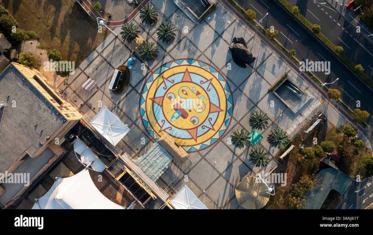 Vista aerea della vivace piazza urbana con motivi geometrici e palme, il quartiere di Songjiang, Repubblica Popolare Cinese. Foto Stock