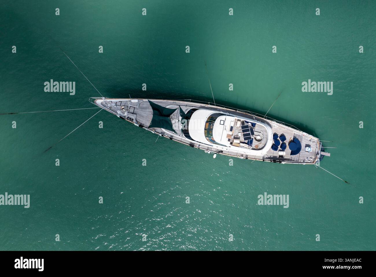 Vista aerea di uno yacht ormeggiato sul canale intracoastal con splendide acque turchesi, Fort Pierce, Stati Uniti. Foto Stock