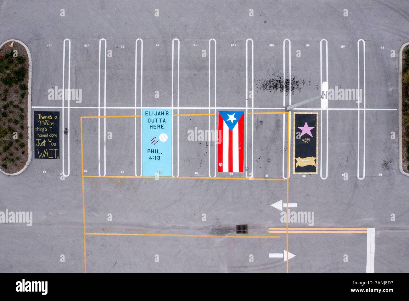 Vista aerea di parcheggi colorati dipinti con bandiera portoricana, scuola superiore preparatoria tradizionale e scuola charter rinascimentale, Port Saint Foto Stock