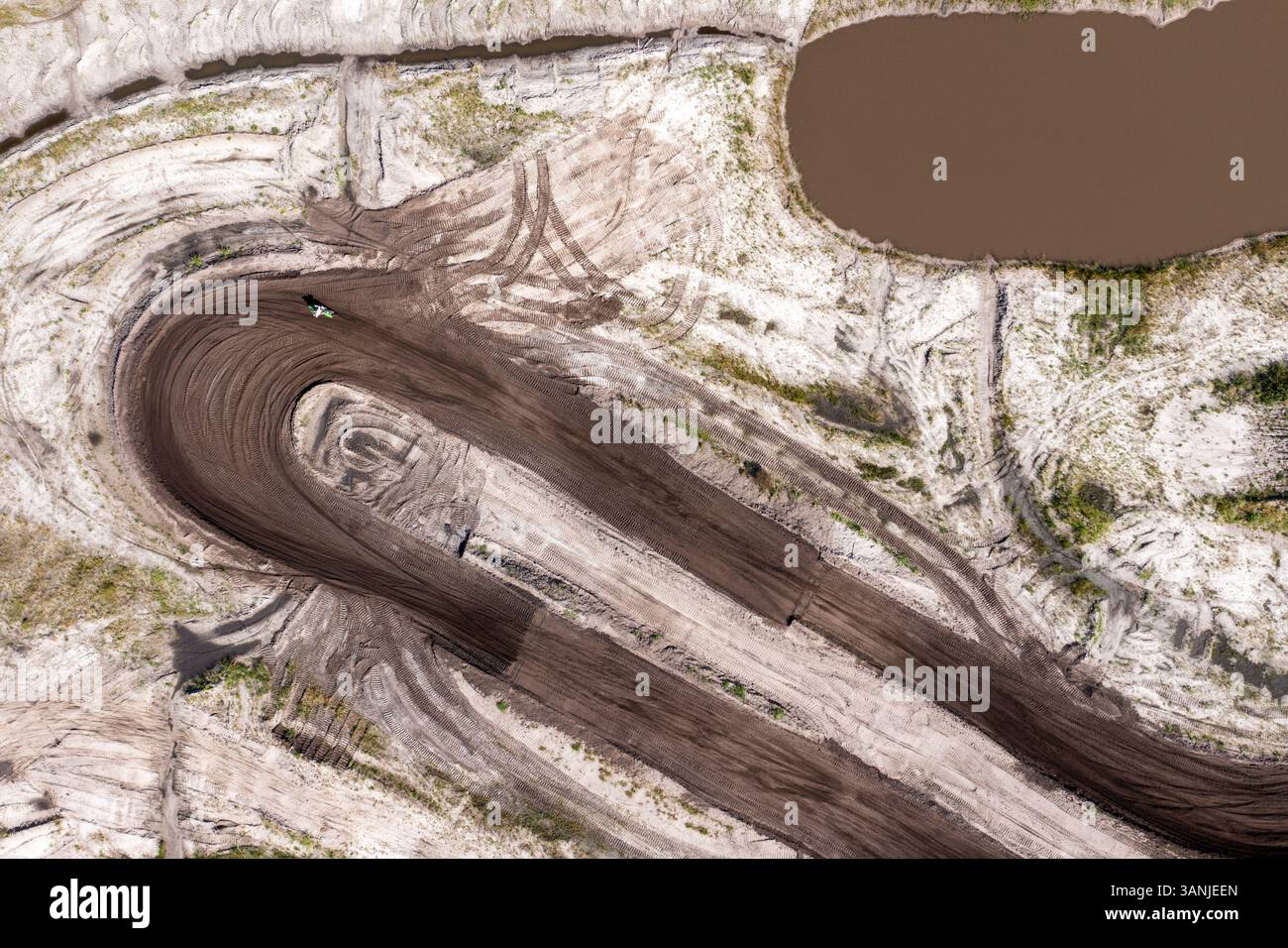 Vista aerea della pista da motocross con curve e terreni sterrati, Mesa Motocross Park, Fellsmere, Florida. Foto Stock