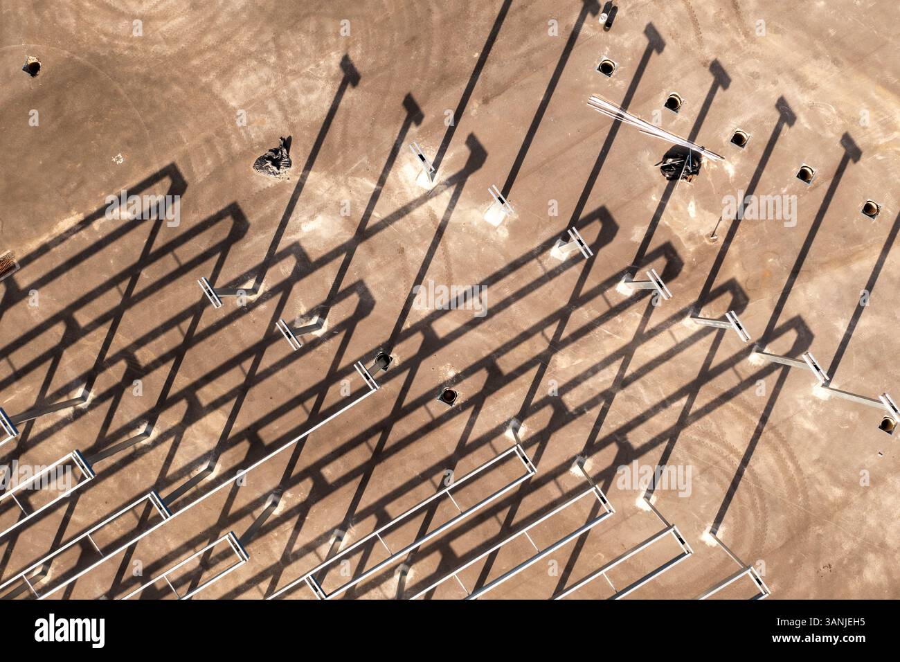 Vista aerea di travi metalliche e ombre in un cantiere, Wabasso, Florida, Stati Uniti. Foto Stock