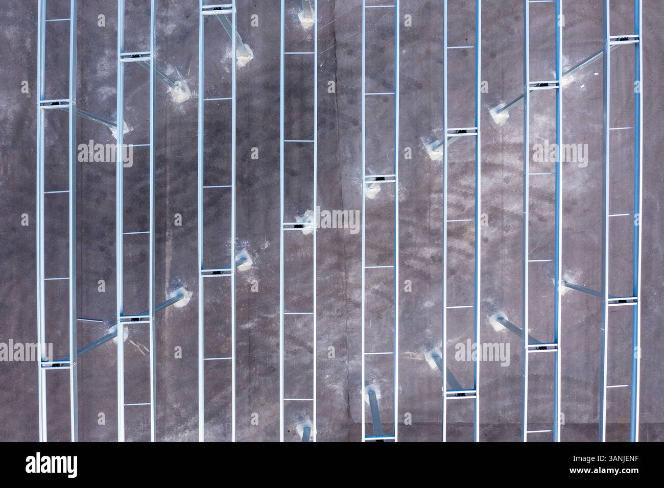 Vista aerea delle travi metalliche in un cantiere per un deposito di camper e barche, Wabasso, Florida. Foto Stock