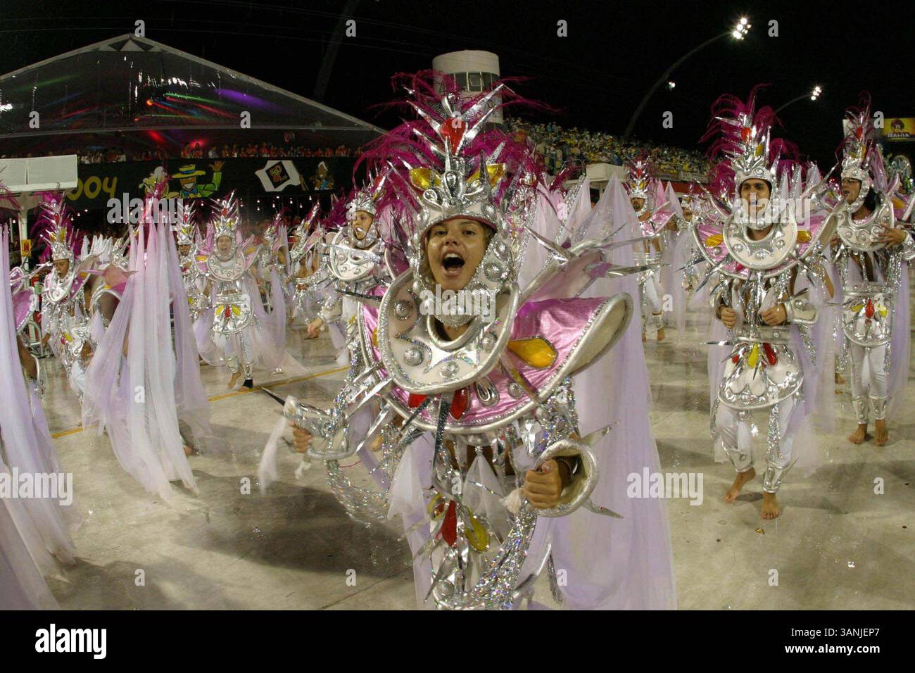 24 FEBBRAIO 2004 - K35759.SFILATA DI CARNEVALE DI SAN PAOLO A SAN PAOLO BRASILE .02/24/2004. MARIO MIRANDA / CITY FILES/ 2004.CARNIVAL PARADE(Credit Image: © Globe Photos/ZUMAPRESS.com) Foto Stock