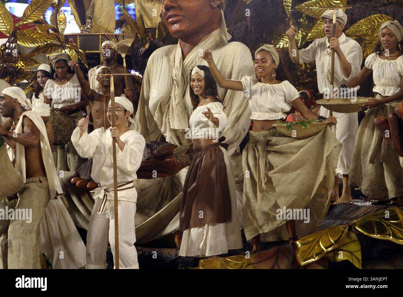 24 FEBBRAIO 2004 - K35759.SFILATA DI CARNEVALE DI SAN PAOLO A SAN PAOLO BRASILE .02/24/2004. MARIO MIRANDA / CITY FILES/ 2004.CARNIVAL PARADE(Credit Image: © Globe Photos/ZUMAPRESS.com) Foto Stock