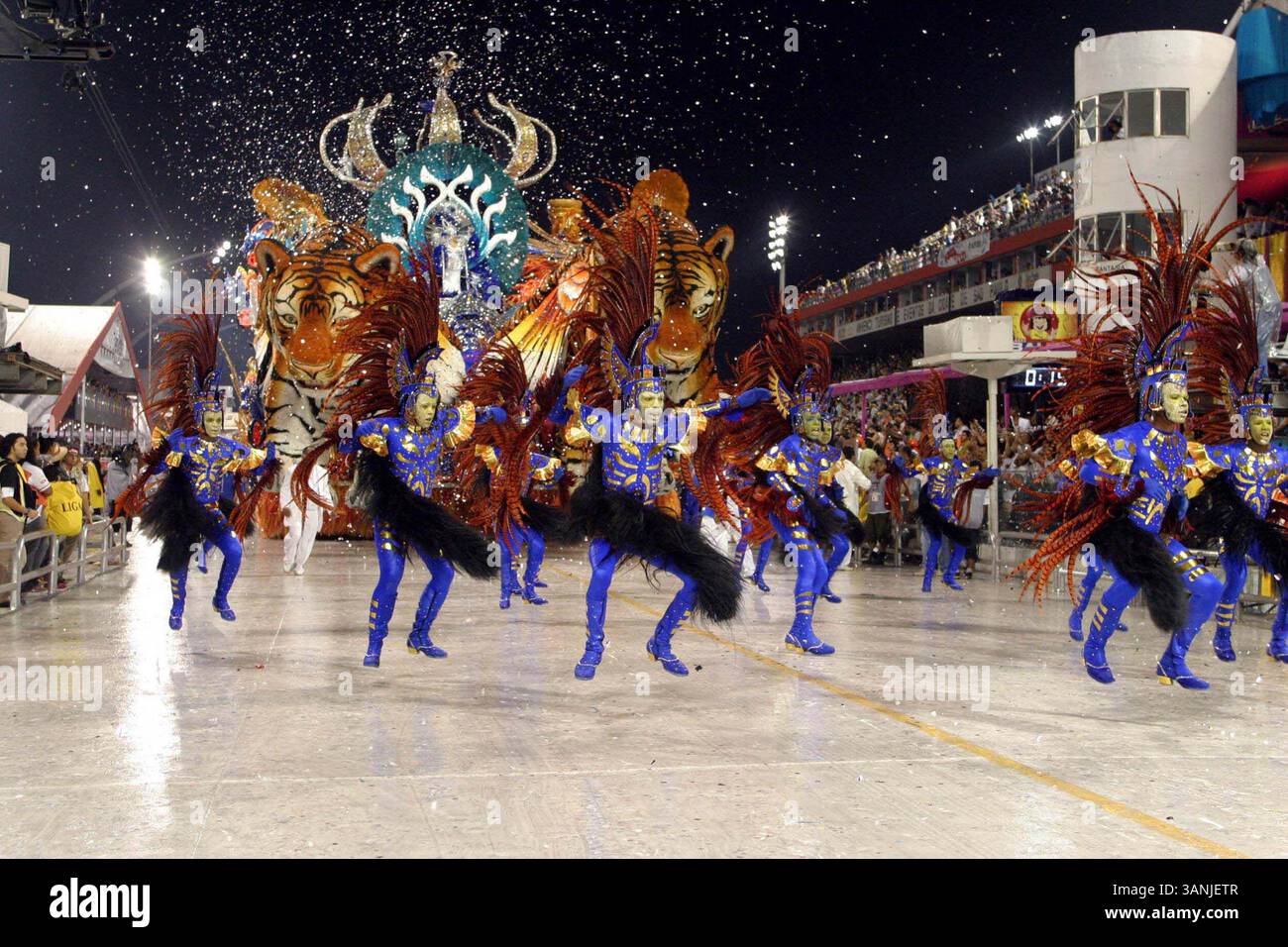 24 FEBBRAIO 2004 - K35759.SFILATA DI CARNEVALE DI SAN PAOLO A SAN PAOLO BRASILE .02/24/2004. MARIO MIRANDA / CITY FILES/ 2004.CARNIVAL PARADE(Credit Image: © Globe Photos/ZUMAPRESS.com) Foto Stock