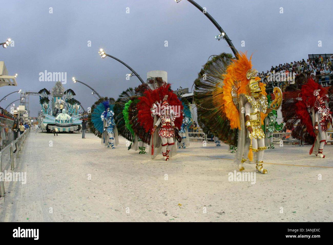 24 FEBBRAIO 2004 - K35759.SFILATA DI CARNEVALE DI SAN PAOLO A SAN PAOLO BRASILE .02/24/2004. MARIO MIRANDA / CITY FILES/ 2004.CARNIVAL PARADE(Credit Image: © Globe Photos/ZUMAPRESS.com) Foto Stock