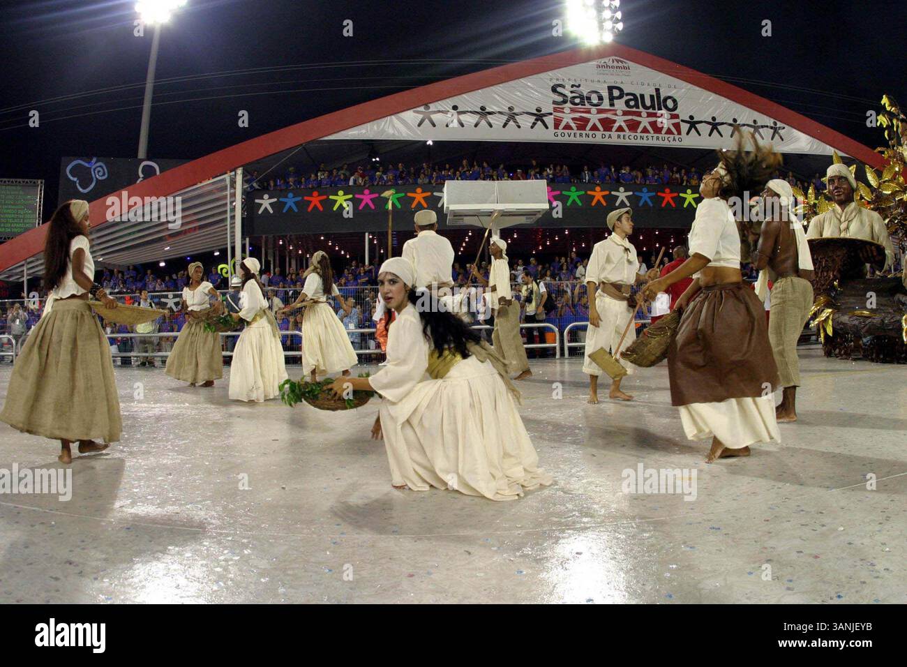 24 FEBBRAIO 2004 - K35759.SFILATA DI CARNEVALE DI SAN PAOLO A SAN PAOLO BRASILE .02/24/2004. MARIO MIRANDA / CITY FILES/ 2004.CARNIVAL PARADE(Credit Image: © Globe Photos/ZUMAPRESS.com) Foto Stock