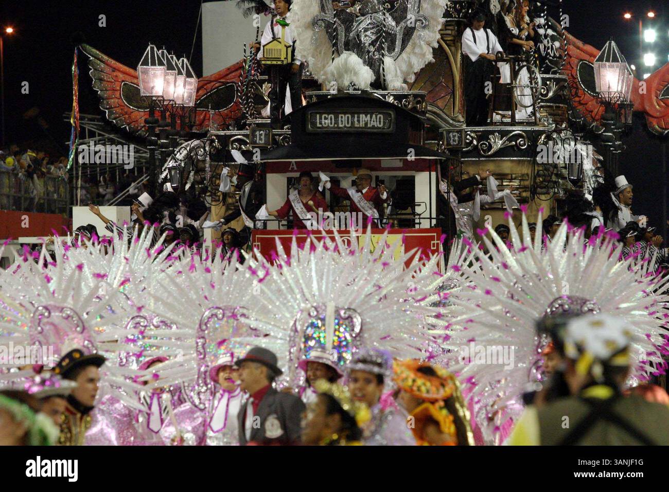 24 FEBBRAIO 2004 - K35759.SFILATA DI CARNEVALE DI SAN PAOLO A SAN PAOLO BRASILE .02/24/2004. MARIO MIRANDA / CITY FILES/ 2004.CARNIVAL PARADE(Credit Image: © Globe Photos/ZUMAPRESS.com) Foto Stock