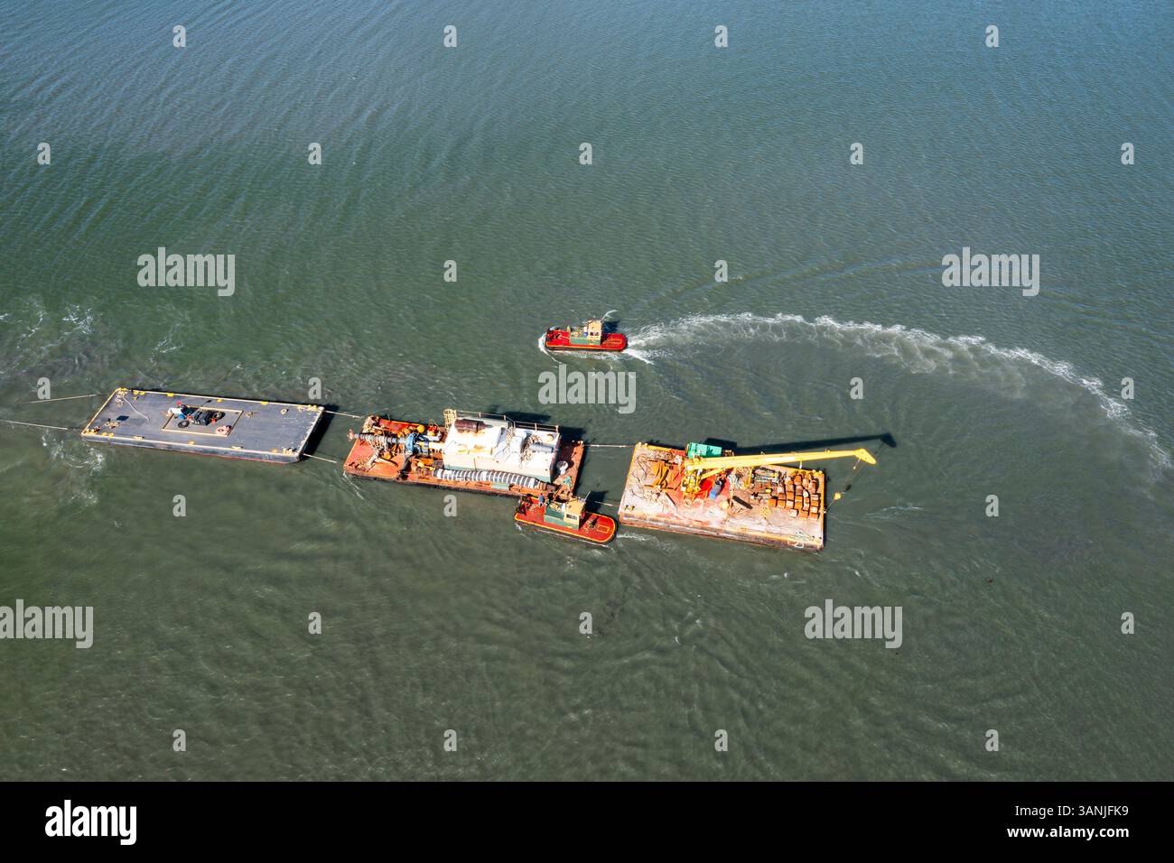 Vista aerea dei rimorchiatori che liberano chiatte a terra nella Indian River Lagoon, Sebastian, Florida. Foto Stock