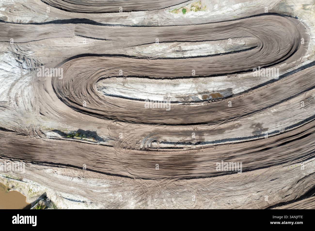 Veduta aerea della tortuosa pista da motocross con sterrato e curve, Mesa Motocross Park, Fellsmere, Florida, Stati Uniti. Foto Stock