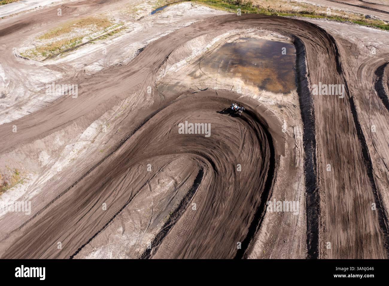Vista aerea della pista da motocross sterrata con curve e motivi panoramici, Mesa Motocross Park, Fellsmere, Florida. Foto Stock