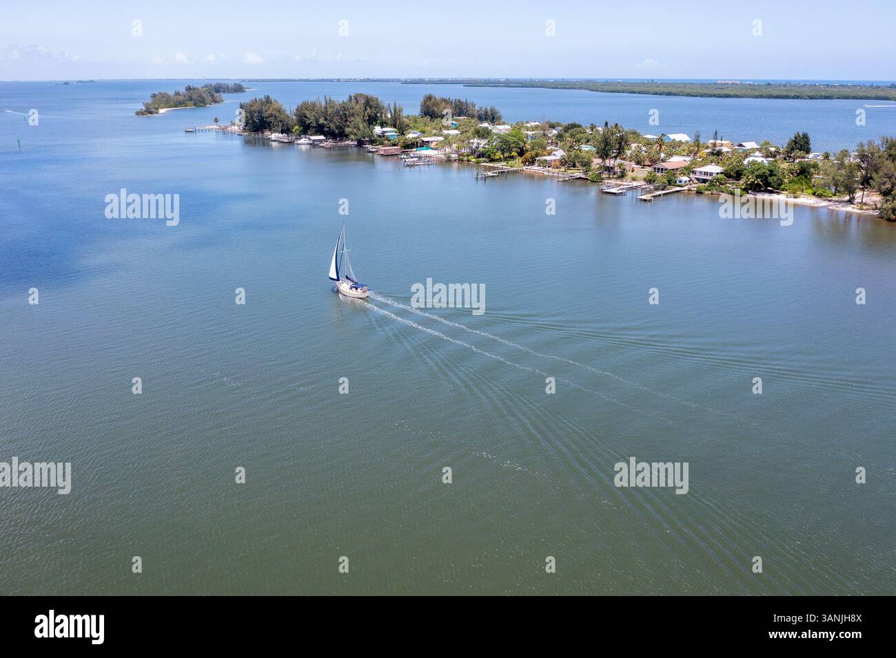 Vista aerea della tranquilla Grant Farm Island nella laguna del fiume Indiano con costa panoramica e acque calme, Grant Valkaria, Stati Uniti. Foto Stock