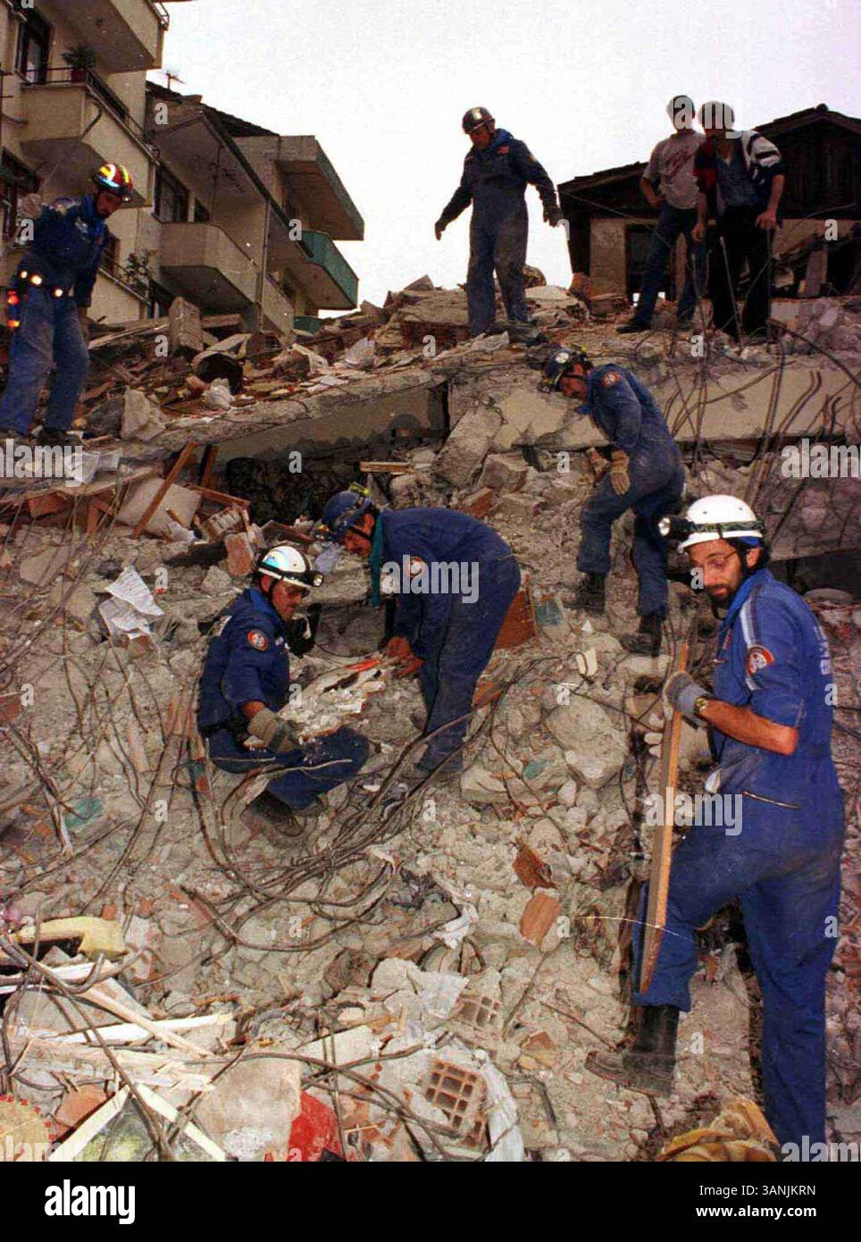 1 DICEMBRE 1999 - DUZCE, TURKIYE - DUZCE'DE CALSMALAR ARALIKSIZ OLARAK SURDURULUYOR. (ANADOLU AJANSI- MUSTAFA ABADAN) 1999.AN EARTQUAKE REGISTERED7.8 SULLA SCALA RICHTER COLPÌ LA DUZCE TURCA DI IZMIT CROLLANDO MOLTI EDIFICI E UCCIDENDO MOLTE PERSONE. IL BILANCIO DELLE VITTIME POTREBBE RAGGIUNGERE i 10000.©IMAPRESS (Credit Image: © Globe Photos/ZUMAPRESS.com) Foto Stock