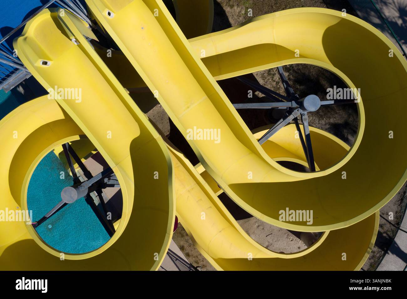 Vista aerea di uno scivolo d'acqua giallo al North County Aquatic Park, Sebastian, Florida, Stati Uniti. Foto Stock
