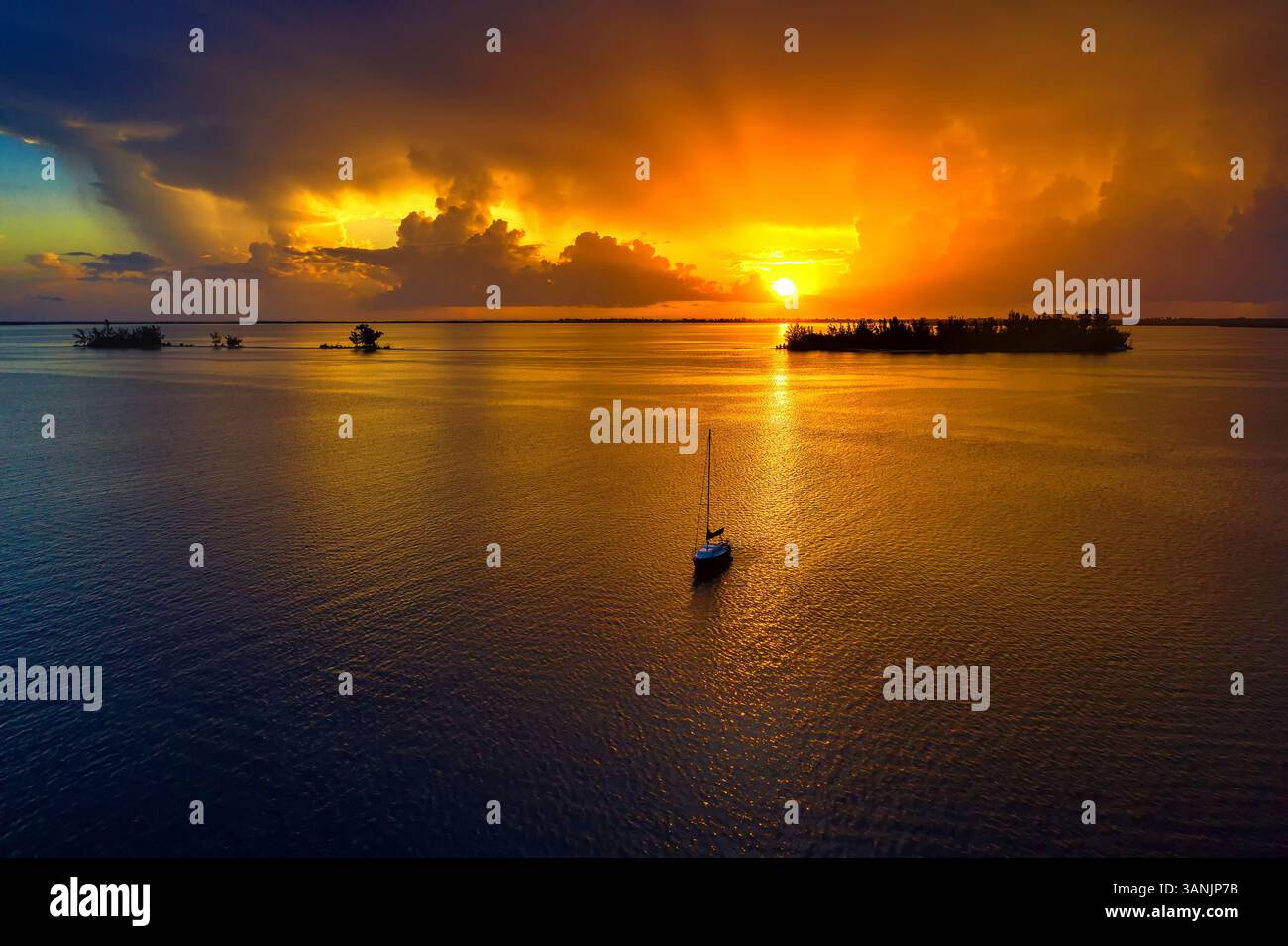 Vista aerea dell'alba lungo la laguna del fiume Indian, Florida, Stati Uniti. Foto Stock